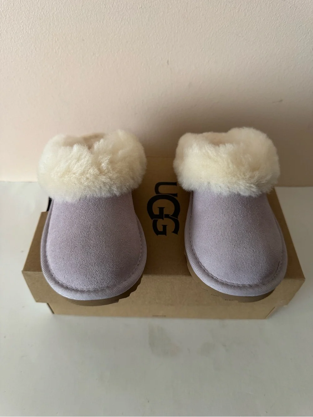 UGG Cluggette Cozy Lavender Shearling Clog Sliper with Cream Fur. Size: 11